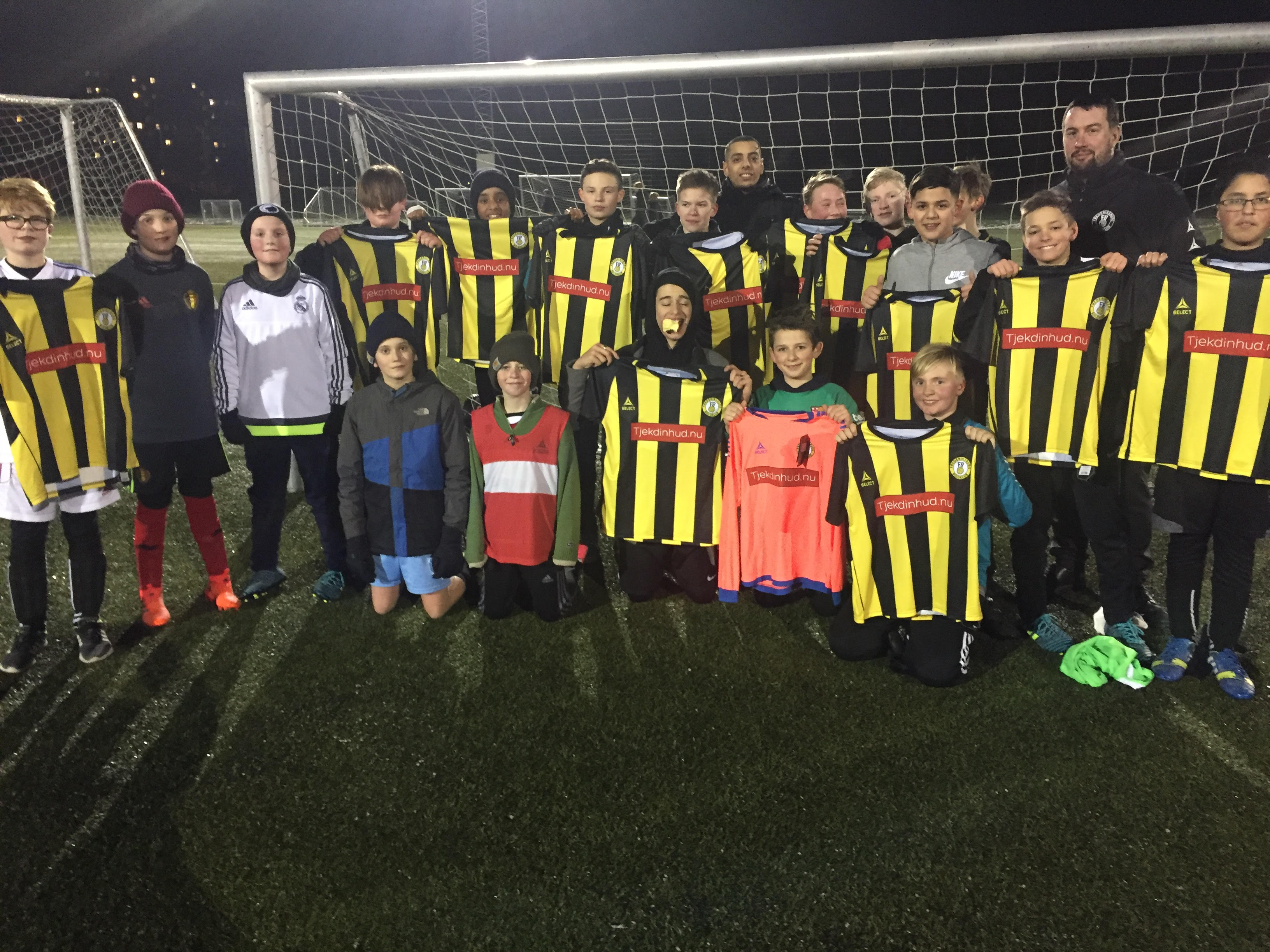 U14-2 drengene med deres flotte nye tøj